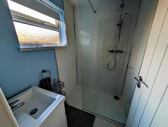 ds ensuite.jpg