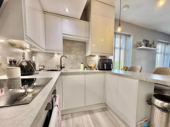 2 bed Flat to rent Image 11