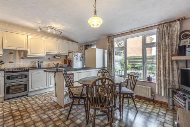 Kitchen 2.jpg