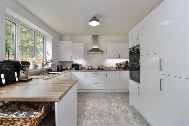 4 bed Detached for sale Image 4