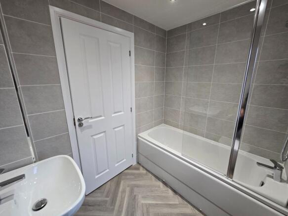 4 bed Detached to rent Image 4