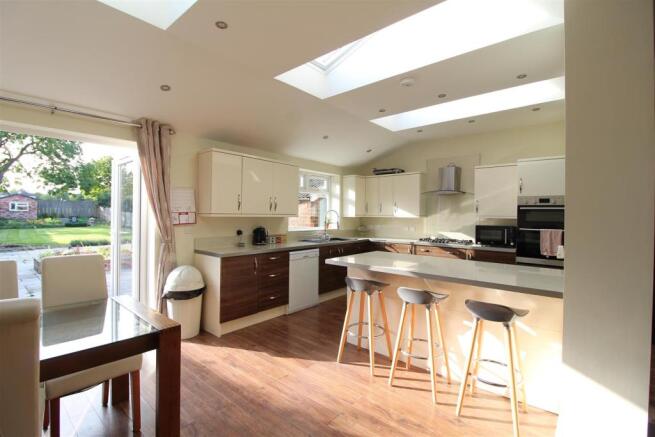 EXTENDED LIVING/DINING KITCHEN