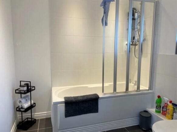 100 BBW bathroom 2