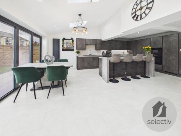 5 bed Detached for sale Image 7