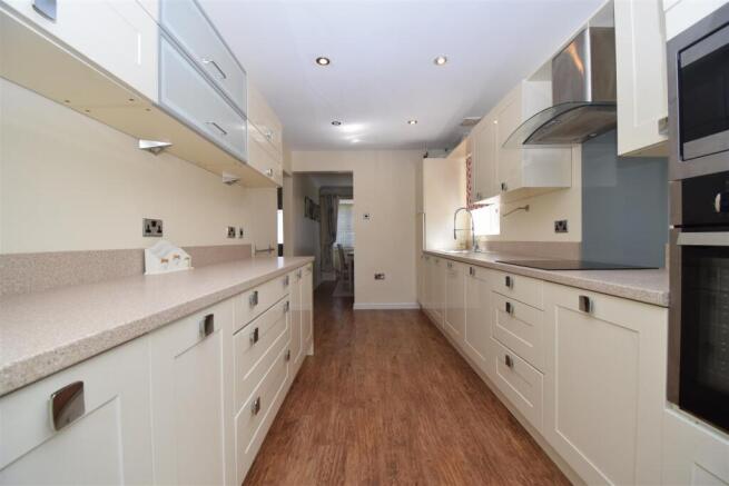 4 bed Detached to rent Image 5