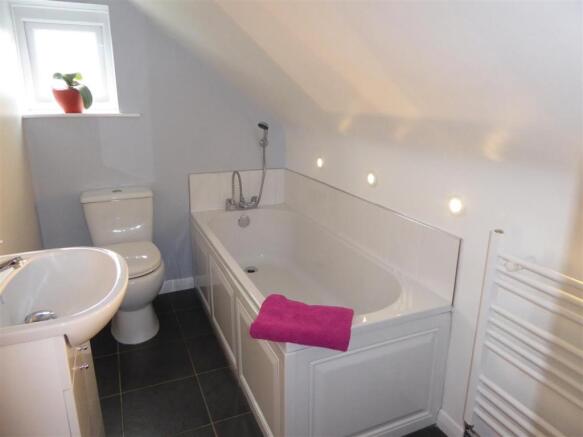 BATHROOM/WC