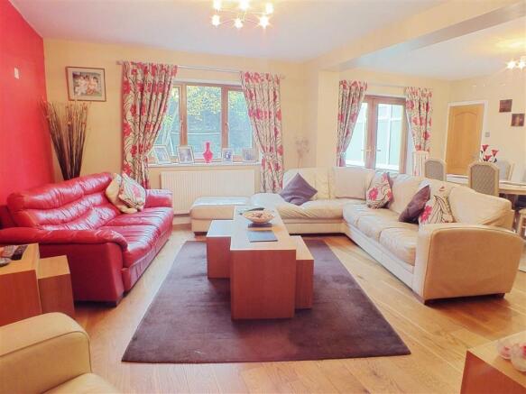 SITTING/DINING ROOM