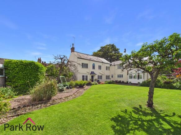 5 bed Detached for sale Image 4