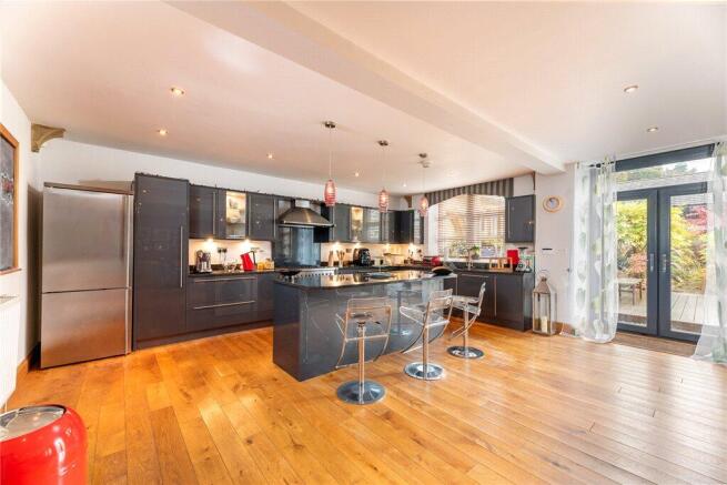 5 bed House for sale Image 7