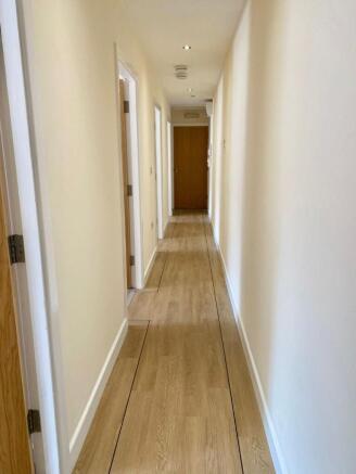 4 bed Flat to rent Image 5