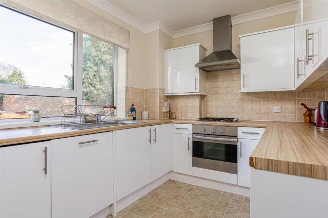 flat-courtlands-crescent-banstead-114.jpg