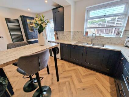 Needwood Road, Woodley