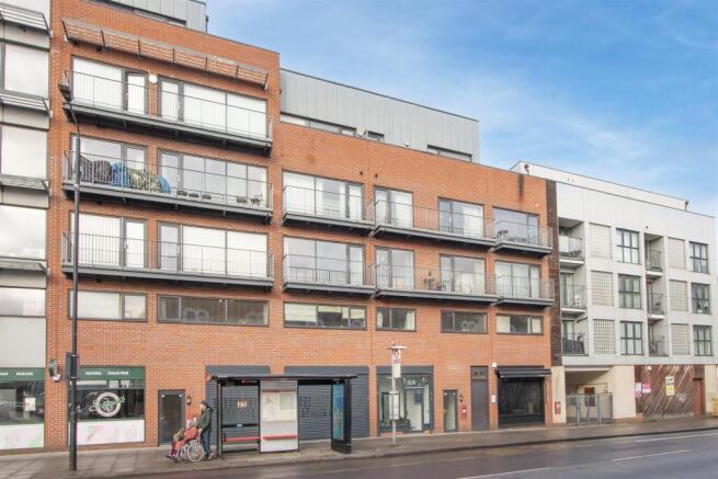 Flat 7 122 Tooting High Street external.jpg