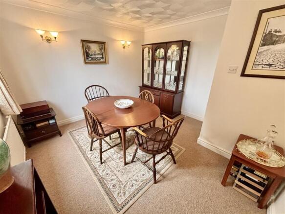 5 bed Detached for sale Image 7
