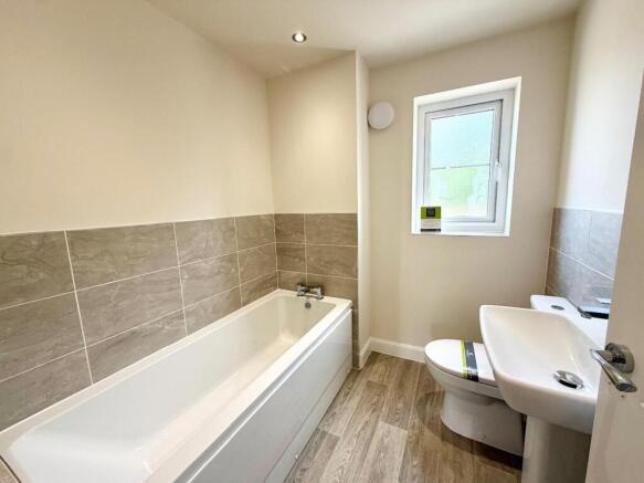 4 bed Semi-Detached for sale Image 8