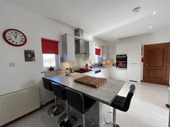 OPEN PLAN DINING KITCHEN/ SUN LOUNGE