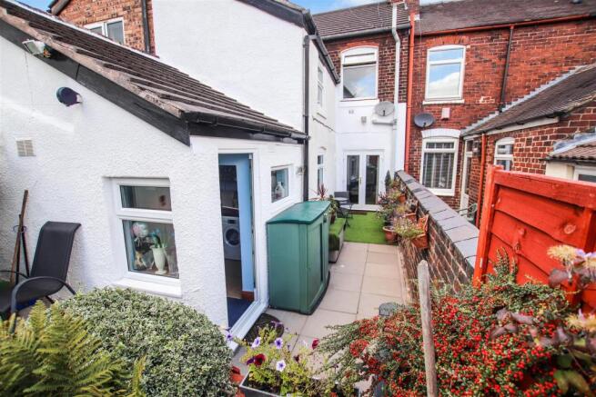 ENCLOSED REAR GARDEN