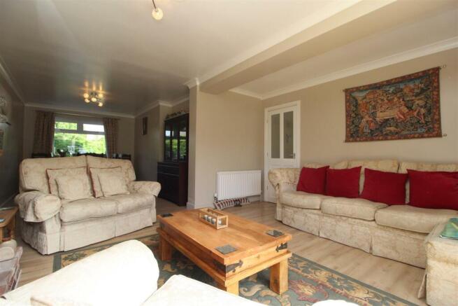 LOUNGE / DINING ROOM