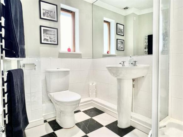 EN-SUITE SHOWER ROOM