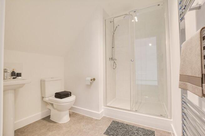 4 bed Semi-Detached to rent Image 8