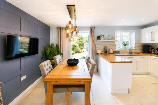 4 bed Detached for sale Image 9