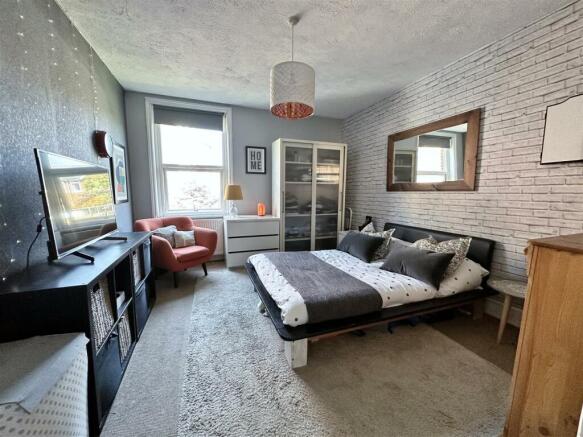 52 Alexandra Road bed 2.jpg
