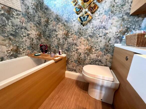 En Suite Bathroom.jpg
