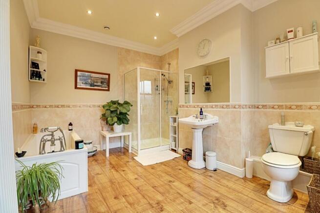 Bathroom (2).jpg