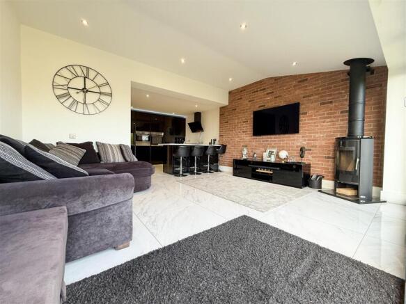 OPEN PLAN FAMILY ROOM