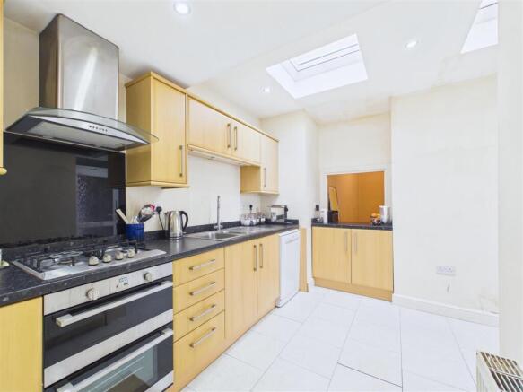 5 bed Semi-Detached for sale Image 8