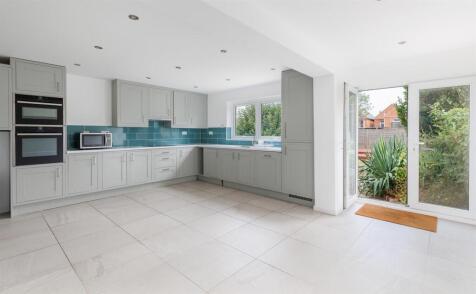 CHAIN FREE PERIOD PROPERTY - Mill Hill Road, Cowes