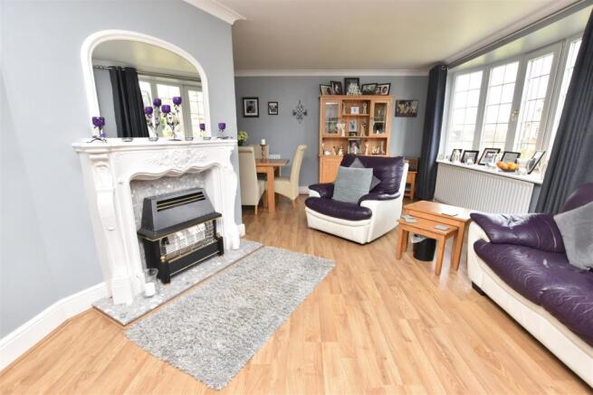 LOUNGE / DINING ROOM