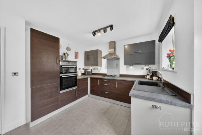 4 bed Town House for sale Image 4