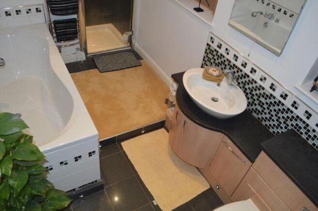 FAMILY BATHROOM 