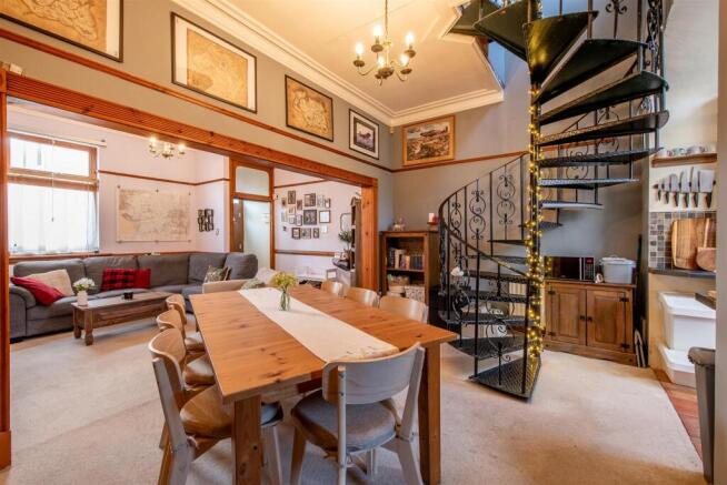 Lounge/Dining Room