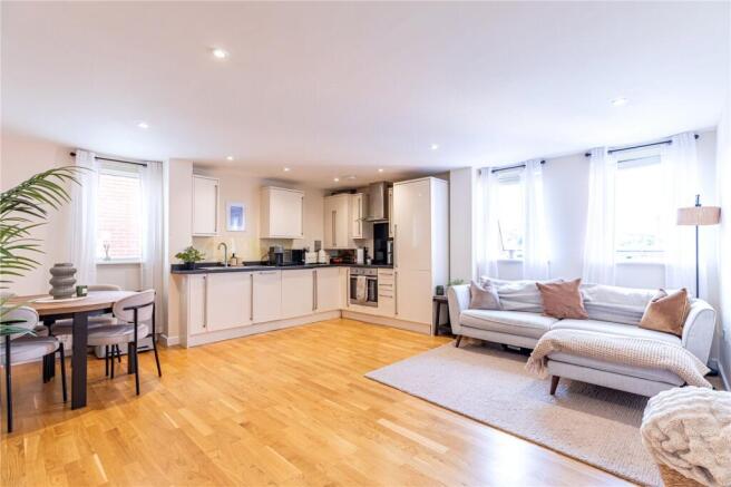 Pembroke Road, Newbury, Berkshire, RG14 photo 2