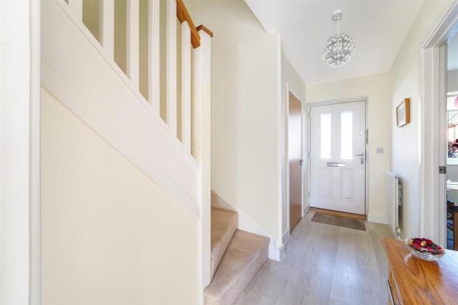 Sherwood Way, Epsom, KT19 photo 4