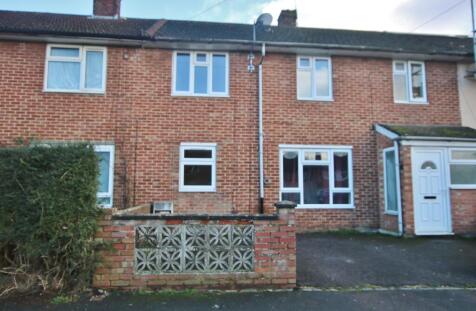 Four bedroom mid terrace house available with no chain