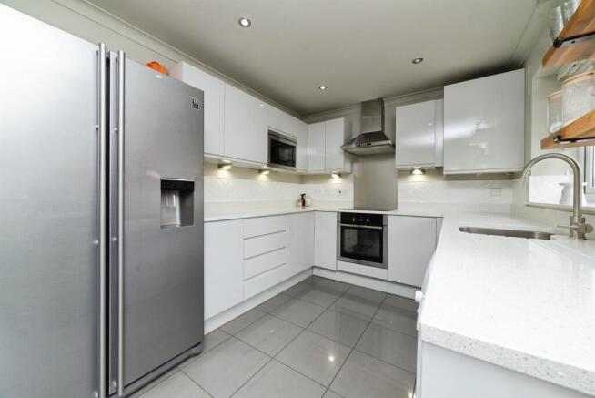 3 bed Semi-Detached for sale Image 6