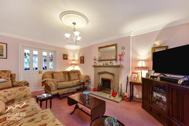4 bed House for sale Image 6