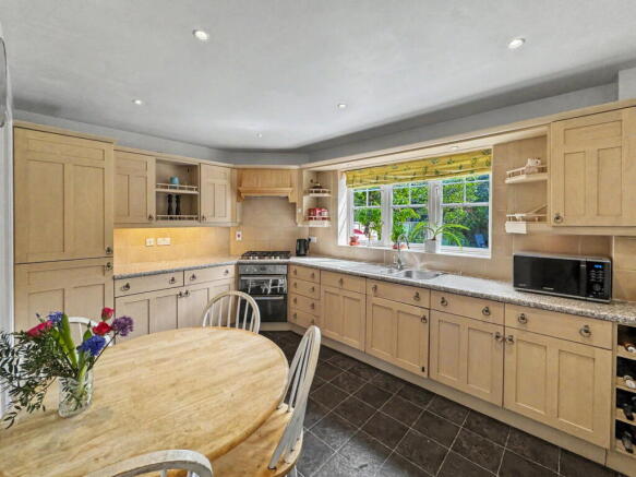 4 bed Detached for sale Image 4