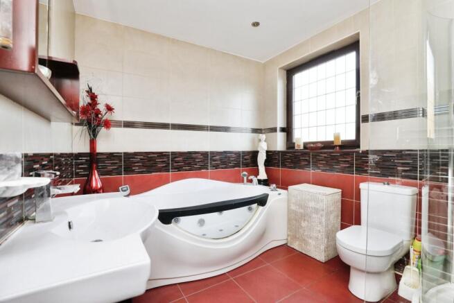 4 bed Detached for sale Image 11