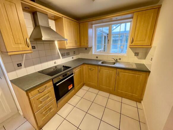 Rochford Drive, Luton, Bedfordshire, LU2 8SR photo 4