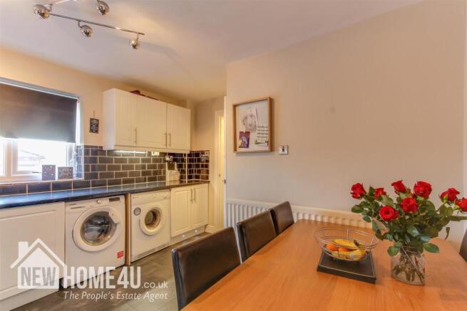 KITCHEN / BREAKFAST ROOM::