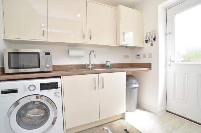 4 bed Detached to rent Image 8