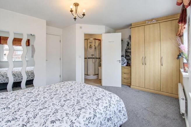 4 bed Semi-Detached for sale Image 9