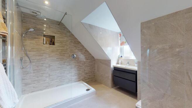 EN-SUITE SHOWER ROOM