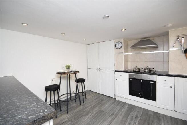 2 bed Terraced to rent Image 5