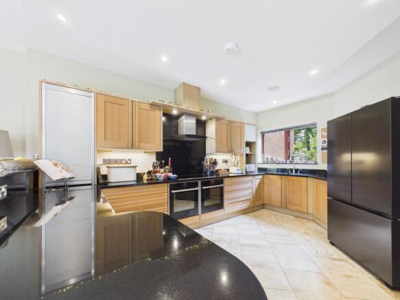 6 bed Detached for sale Image 6
