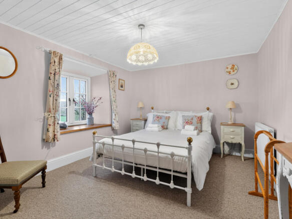 6 bed Detached for sale Image 11
